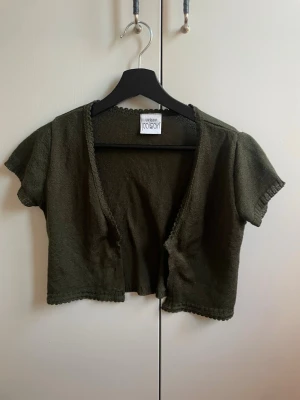 Bolero  - Supersnygg mörkgrön bolero från urban poison. Storleken står inte men skulle säga xs/s. 