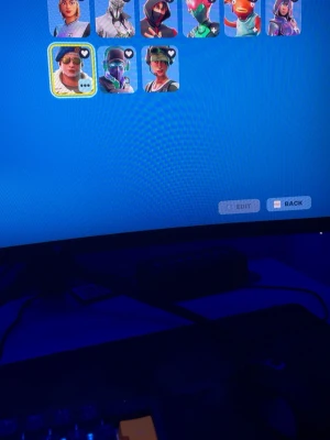 Riktigt stacked fortnite konto säljes - Hejsan! Säljer nu mitt fortnite konto då jag inte är intresserad av spelet så mycket längre och därmed vill jag bara sälja det o bli av med det👍 Detta fortnite konto är riktigt stacked ich har en hel del rare sprays, emotes, skins osv. Jag har 253 emotes, 283 skins och 4-6 ish är exclusives, 335 back blings, 290 pickaxes och 262 gliders. Är någon sugen så skicka jättegärna ett meddelande här på plick så kan du få min discord för mer bevis. Vill du att jag livespelar på kontot gör jag det också.