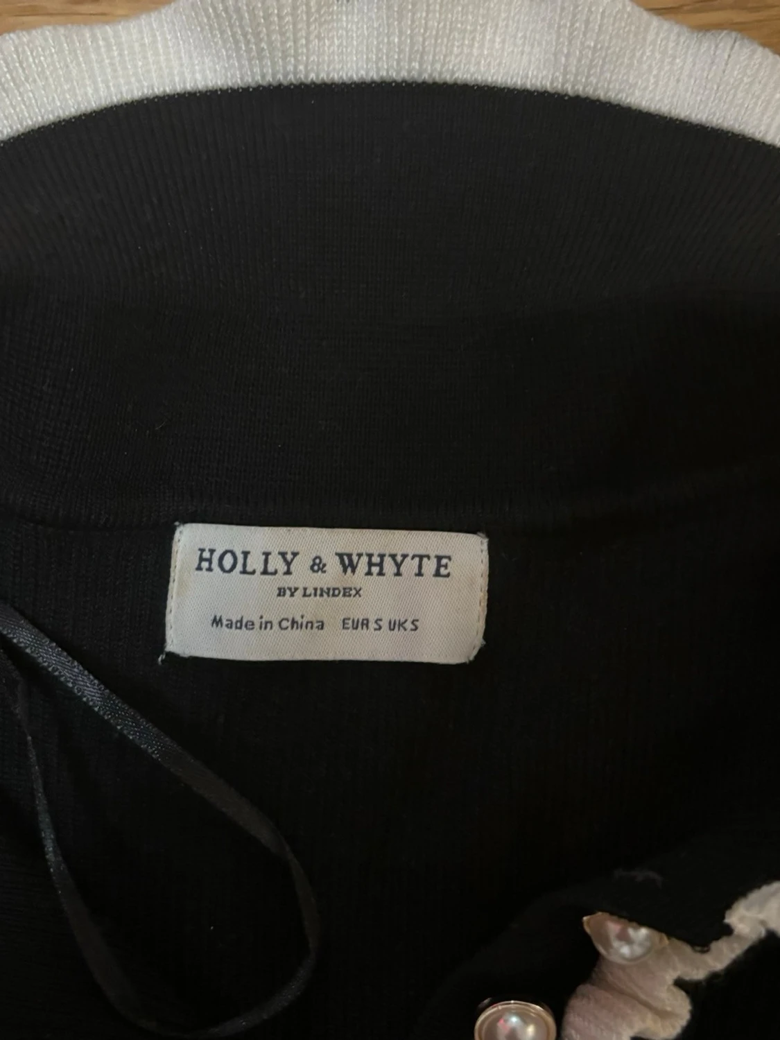 Svart stickad kofta från Holly & Whyte - 1