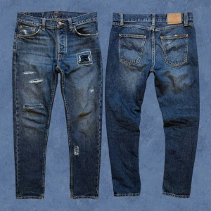 CUSTOM NUDIE STEADY EDDIE - Ett par sjukt unika nudie jeans i straight fit! Sjukt snygga slitningar, 1 of 1. Storlek 29/30 passar 30/30. Hör gärna av dig!