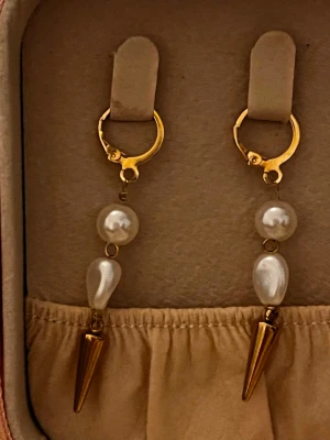 Örhängen  - Egengjorda. Rostfritt stål. Postar oftast samma eller dagen efter köp 