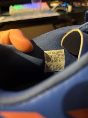 Adidas Predator blå fotbollsskor  - Säljer ett par Adidas Predator Edge.3 FG fotbollsskor för spel på naturgräs. Stabil och bekväm modell med bra grepp och bollkontroll, passar både träning och match. Skick: Använda men fullt spelbara. Kosmetiskt slitage i form av skrapmärken och färgslitage, främst runt tå, häl och sulkant. Ovandelen är hel utan sprickor eller hål. Dobbar och sula i bra skick med fortsatt bra grepp. Obs: Lätt svettlukt. Detaljer: Märke: Adidas Modell: Predator Edge.3 FG Storlek: EU 43⅓ (UK 9) Underlag: Naturgräs 