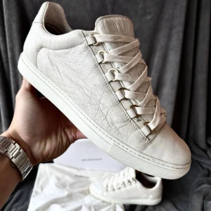 Balenciaga arena low skor - Balenciaga arena skor | originalstorlek 41, sitter mer som 42, fråga om innermått vid osäkerhet | ingår: box dustbag