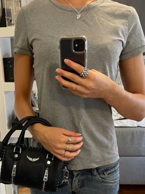 Grå t-shirt - Snygg och stilren grå t-shirt. Passar XS/S. 