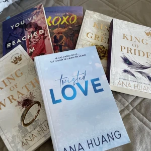 Böcker -  Säljer dessa böcker eftersom att jag läst klart alla. Kan sälja dessa enskilt och även tillsammans. 155kr per bok, 800kr tsm.  Om du har fler frågor är det bara att skriva 💕— frakt ingår 