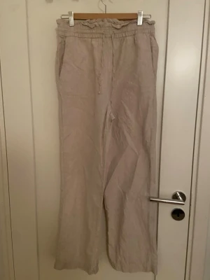 Beige linnebyxor från Cubus💓 - Säljer ett par ljusbeige linnebyxor från Cubus, storlek S. Pris kan diskuteras!