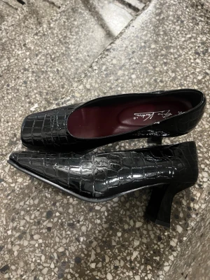 Svarta pumps från Gino Venturi, storlek 38 - Säljer ett par svarta pumps från Gino Venturi i storlek 38. Helt nya!