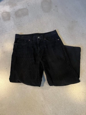 Vailent svarta manchester byxor - Köpta på Carlings för typ 3 år sen. Nypris runt 500 kr. Passar dig mellan 170-180 skulle jag säga 