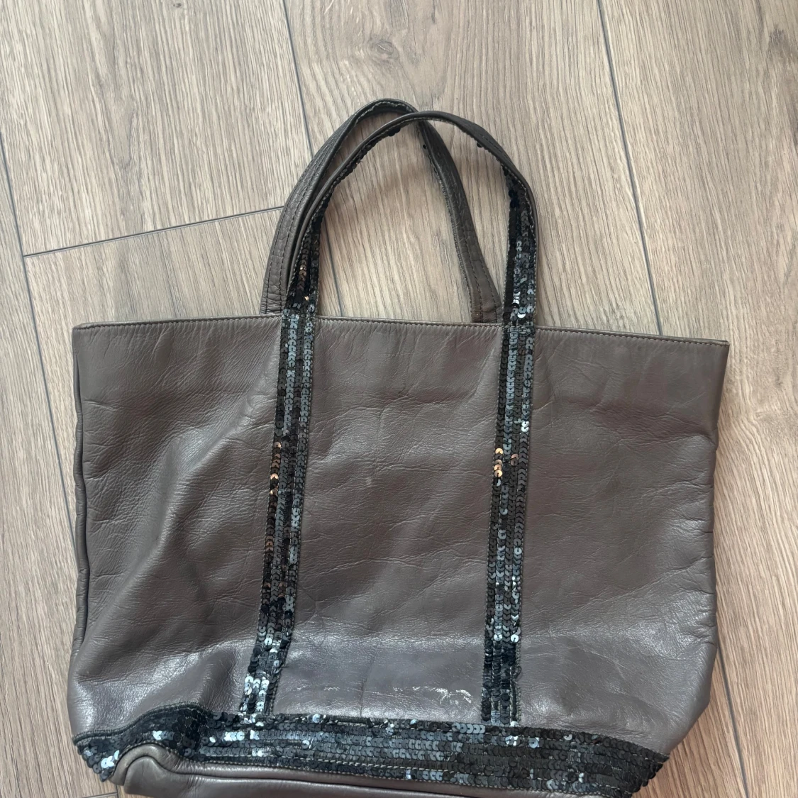 Grå skinnväska med paljettdetaljer - 1