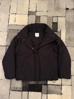 Svart pufferjacka från mbyM - Säljer en svart pufferjacka från mbyM i storlek M. Perfekt för kalla dagar och har en clean, oversized look. Knappt använd, S/M Storlek