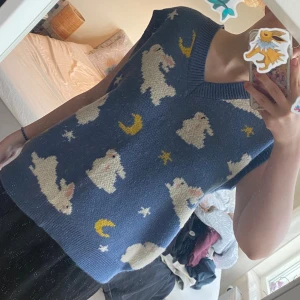 Stickad väst🐇 - Söt oanvänd stickad väst med kanin och måne-tema🐇🌙 Köpt flera år sedan så vet inte riktigt vart ifrån! 