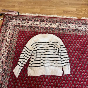 Randig stickad tröja - Svart och vit randig stickad tröja som är tjock och håller en varm, perfekt nu till hösten! Varit viral från lager 157 tidigare. Normal i storleken, långärmad  