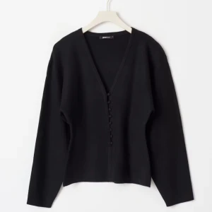 Svart stickad topp - Jättesnygg stickad topp/kofta från Gina tricot ”shaped knitted cardigan”. Har använt den kanske 3 ggr bara, jättebra skick. Formar sig fint i midjan🤍helt slutsåld på deras hemsida! På bilden har jag en exakt likadan fast i annan färg