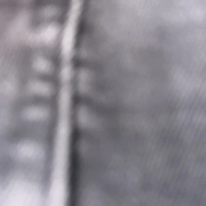 Grå jeansbyxor i denim - Säljer ett par grå jeansbyxor i klassisk denim. Färgen är neutral och passar till det mesta. Snygga sömmar längs benen och mjukt material som känns skönt att bära. Perfekta för dig som gillar en enkel och stilren look.