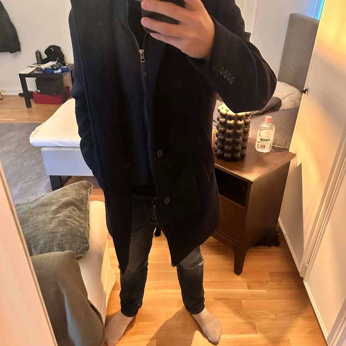 Svart rock i ull med knappar