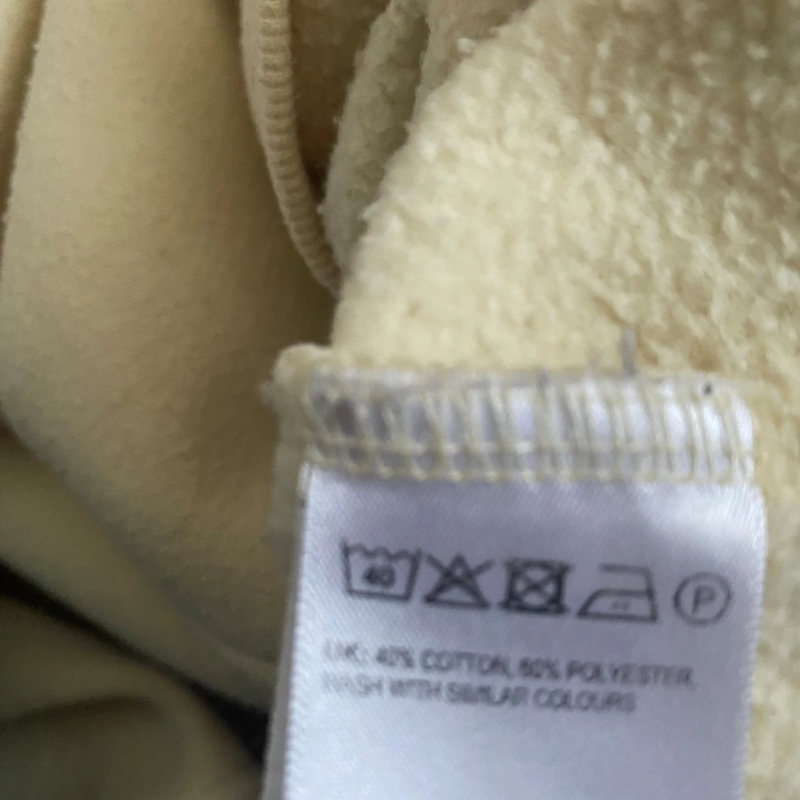 Ljusgul hoodie från Bik Bok - 4