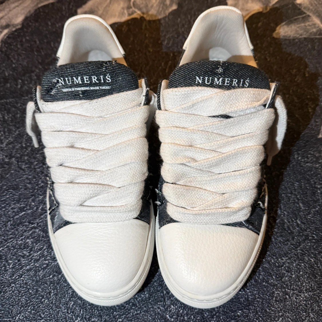 Numeris sneakers i denim och vitt