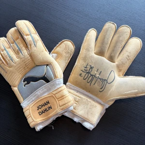 Johan Dahlins handskar andvända och signerade  - Signerade och andvända målvakts handskar från Johan Dahlin 