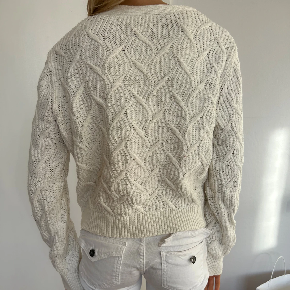 Vit kabelstickad kofta från Soaked - 3