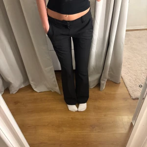 Svarta lågmidjade kostymbyxor  - Svarta lågmidjade kostymbyxor från BikBok, har använt dom så det är lite skada längst ner vid foten annars är det bra skick