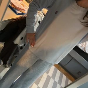 Ljusblå sweatshirt från Bondelid storlek s - Ljusblå sweatshirt från Bondelid i storlek S. Tröjan har rund halsringning, lång ärm och en liten broderad logga på bröstet. Tillverkad i mjuk bomullsmix som är skön att ha på sig. Perfekt för en chill och avslappnad stil.