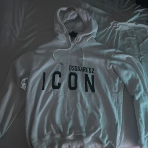 Vit hoodie från Dsquared2 ICON - Vit hoodie från Dsquared2 med stor svart ICON-print på bröstet och DSQUARED2-logga ovanför. Köpt på NK, org pris 3899kr