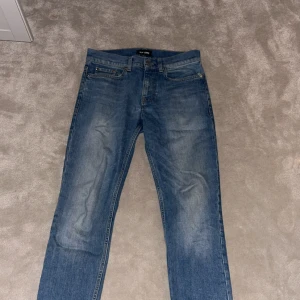 BLK jeans, slim fit(w29, l32) - Snygga blå jeans BLK denim i bra skick. Jeansen har en lätt tvättad look och normal passform. Perfekta för dig som gillar en enkel och stilren stil. Materialet är mjukt och slitstarkt jeans. STORLEK: W29, L32