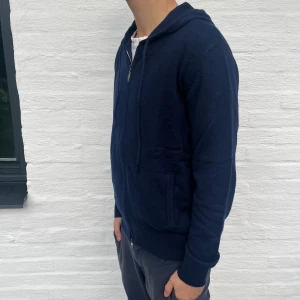 Kashmir & Merino Zip Hoodie - Stilren zip hoodie med blandning av kashmir och merinoull.  Riktigt skön passform. Använd 2-3 gånger, inga defekter! Hör av dig vid minsta intresse eller fundering!! 🤗 Storlek: S Modellen på bilden är 177cm