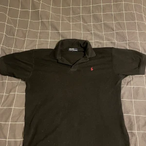 Svart pikétröja från Ralph Lauren - Storlek L men passar till M  priset kan diskuteras 