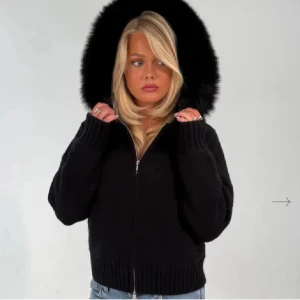 Alessa äkta fur jacka - Jacka från Alessa i stl M med äkta päls. Superfin och tjock nu till kallare väder! Passar mer som en S! ❤️Vill bli av med så diskutering vid pris vid snabb affär!