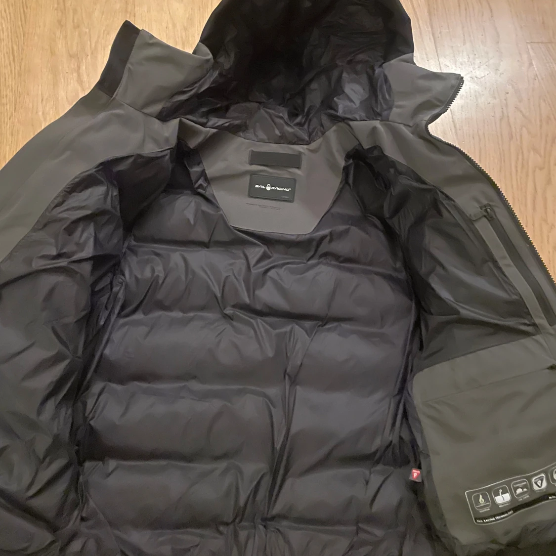 Svart pufferjacka Sail Racing (T8 jacket) - 2