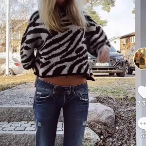 Zebra tröja - Säljer denna superfina trekvarts zebra tröja då den inte längre kommer till användning. Den har inga synliga defekter. Skriv för fler bilder💕