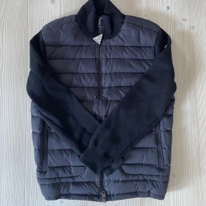 Moncler cardigan  - Säljer nu min mörkblåa moncler cardigan då den blivit för liten för mig, storlek M men sitter som S. Nyskick! den har inga tecken på användning. Orderbekräftelse och kvitto från NK finns. 