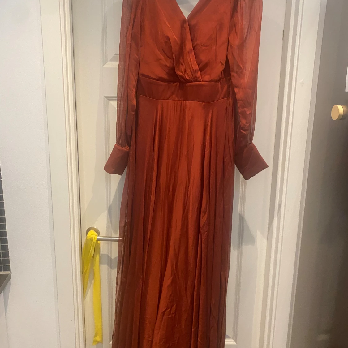 Rostbrun långklänning med v-ringning