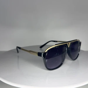 Solglasögon  - Säljer mina oanvända solglasögon för billigt, de är perfekt för kvällar eller till semester, passar på alla stil och all huvud, köp bundle så får du billigare ifall du köper 2 eller mer.