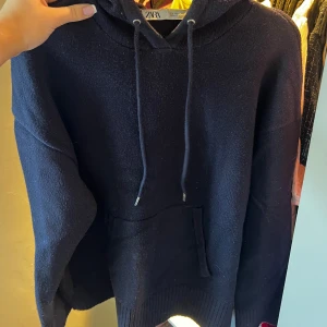 stickad hoodie från zara  - knappt använd så inte noppig, men lite dammig 🤣unisex! ganska stor i storleken 