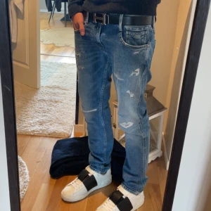 Replay Anbass - Väldigt unika Replay Anbass med slitningar i bra skick. Använda ett fåtal gånger. Storlek 30/32. Hör av er vid frågor!