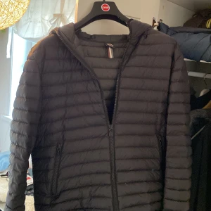 Colmar jacka - Säljare denna snygg colmar jackan, perfekt nu när det börjar bli lite kallare. Inga skador på jackan, använd ett par gånger. Hör gärna av dig om du är intresserad!😁