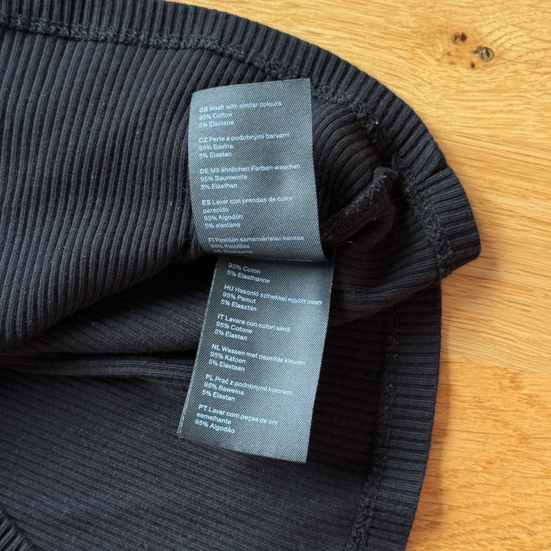 Snygg svart ribbad linnetopp från Weekday - 3