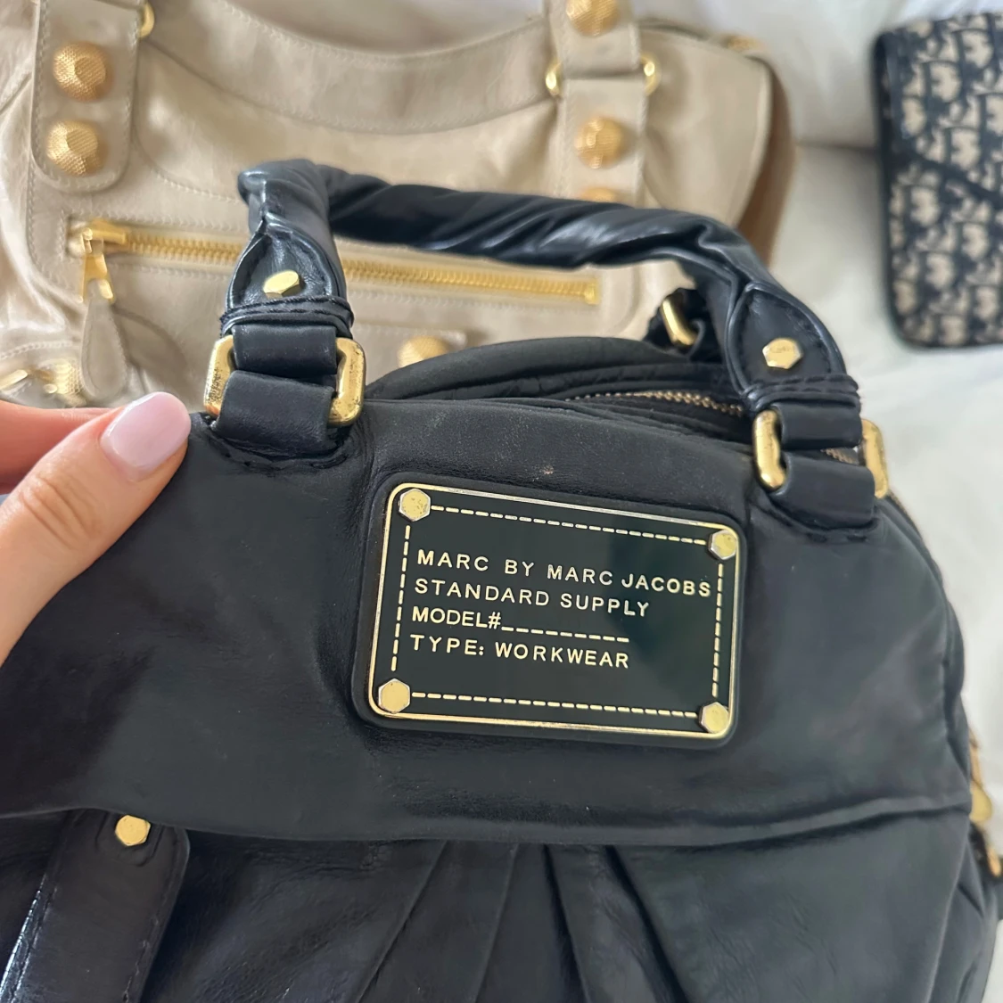 Svart Q Classic väska med gulddetaljer - 4