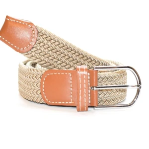 Flätat bälte - Beige - Montore’s flätade bälte som även är känt som ”grisch bältet” är ett stilrent elastikt bälte. Tack vare att det är elastiskt så finns inga färdiga hål som i ett traditionellt bälte och det gör att det passar alla. Bältet är ca 105cm långt. Vid fler frågor eller funderingar så är du varmt välkommen att höra av dig!