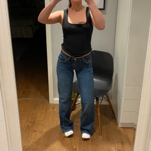 Blå bootcut jeans från Zara, strl 32 - Säljer ett par klassiska blå jeans från Zara i storlek 32. Jeansen har bootcut-modell med normal passform och låg midja. Passar både 32/34. Helt nya utan prislapp. Ordinarie pris 399kr, pris kan diskuteras:)