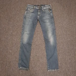 Replay Anbass blå jeans slim fit - Säljer ett par snygga Replay Anbass jeans i blå tvätt  |  Storlek: W30 L32  |  Skick: 9/10 inga tecken på användning  |  Nypris: 1499 kr  |  Modell: Anbass (slim fit)