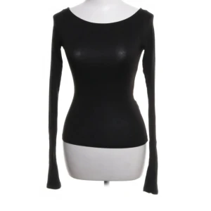 SVART LONG SLEEVE A-DSGN - En svart, figurnära långärmad topp från A--DSGN. Så skön och snygg. Finns ej att köpa.