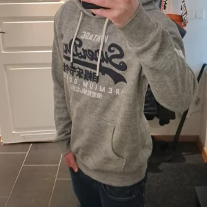 Vintage Superdry hoodie - Sjukt snygg vintage superdry hoodie. Storlek är L men sitter mer som S-M. Perfekt inför det kallare vädret🍂❄️ Kom gärna med frågor och är öppen för prisförslag!