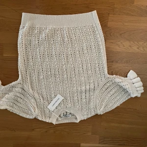 Stickade tröja från Carin Wester  - Superfin stickade tröja från Carin Wester i en ljus beige färg. Den är helt ny 