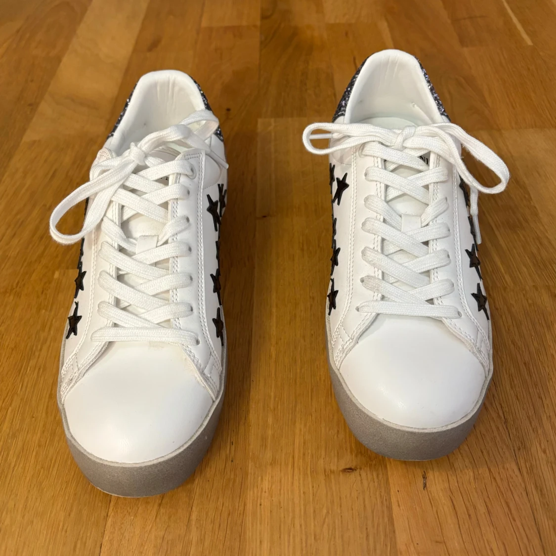 Vita svart silver glitter skor sneakers stockholmsstil trendy trendig populär stjärna stjärnor detaljer - 2