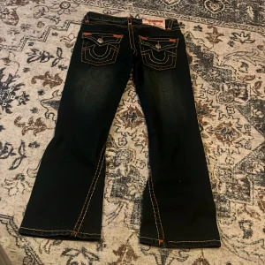 True religon jeans - Dragkedjan är trasig men borde få o fixa 