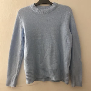 Ljusblå stickad tröja från new yorker  - Mysig o mjuk ljusblå stickad tröja från new yorker i storlek XS. Tröjan har rund halsringning, ribbade muddar och nederkant. Perfekt för lager-på-lager och chill dagar. Enkel och stilren design som funkar till det mesta.