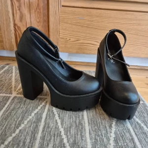 Söta klackskor - Super söta maryjane liknade klackskor! Köptes secondhand i nyskick. Det står att de är storlek 38 men de är väldigt små i storleken så jag skulle tippa mer på storlek 36. Har själv storlek 38 i skor och jag kunde inte ha dem vilket är synd för de är så sjukt fina💔 